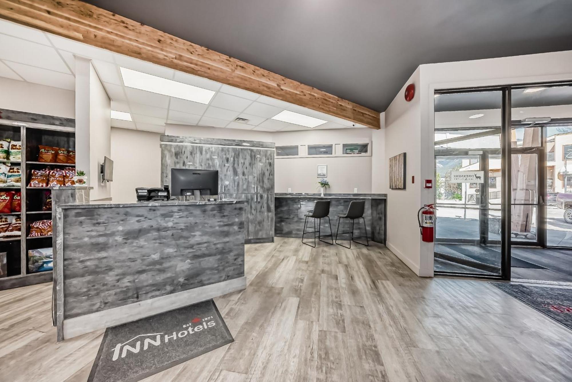 Invermere Inn & Suites Exterior photo
